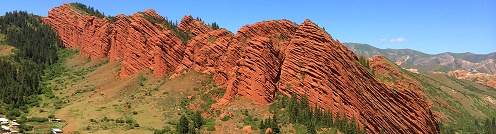 Красные скалы Семь Быков в долине ущелья Джеты-Огуз.